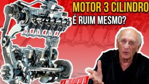Imagen miniatura con fondo rojo que muestra a la izquierda un detallado corte mecánico de un motor de tres cilindros y a la derecha un hombre mayor gesticulando junto a un título llamativo, Ventajas y desventajas motor 3 cilindros: ¿realmente conviene?, ideal para búsquedas sobre consumo, rendimiento, vibraciones y mantenimiento.