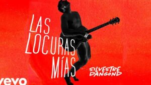 Fondo rojo texturizado con la silueta negra de una persona saltando y tocando una guitarra acústica, grandes letras blancas verticales que dicen Las locuras mías y una firma en la esquina inferior, Ventajas y desventajas de tomar agua fría y sus efectos en la salud