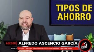 Hombre calvo con barba y chaqueta formal sentado en un set tipo estudio frente a una pantalla que muestra en letras grandes "TIPOS DE AHORRO", con un rótulo inferior estilo noticiero y elementos decorativos que refuerzan el tema financiero, Ventajas y desventajas del ahorro formal: ¿es seguro y rentable?