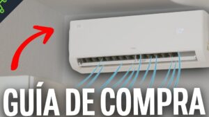 Vista frontal de una unidad interior de aire acondicionado blanca montada en la pared con lamas abiertas y trazos azules que representan el flujo de aire, acompañada de una flecha roja y texto promocional de guía de compra, pensada para descripciones accesibles y optimizadas en torno a Aire acondicionado tipo cassette ventajas y desventajas clave