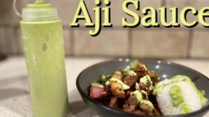 Botella exprimible de salsa verde cremosa a la izquierda junto a un bol con salteado de carne, trozos de papa, cebolla y una porción de arroz blanco cubiertos con la salsa, imagen clara y accesible que comunica Ventajas y desventajas del ají verde y sus efectos sorprendentes y está optimizada para SEO con términos relevantes para usuarios y lectores con discapacidades visuales.