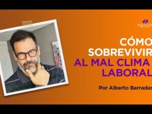 Banner horizontal en tonos naranja con una fotografía tipo polaroid de un hombre con gafas y barba en actitud pensativa a la izquierda y a la derecha texto grande que anuncia "Cómo sobrevivir al mal clima laboral", indicando un recurso sobre apoyo emocional y laboral y Ventajas y desventajas de trabajar en CFE: descubre si vale la pena