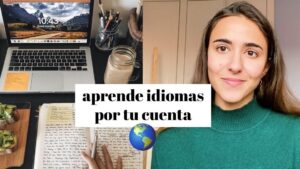 Fotomontaje que muestra a la derecha una mujer joven sonriendo con suéter verde y a la izquierda un escritorio de estudio con portátil, cuaderno manuscrito, tostadas de aguacate y bebida, acompañado del texto central "aprende idiomas por tu cuenta", optimizado para búsqueda sobre aprendizaje autodidacta y reflexión práctica sobre Ventajas y desventajas de aprender otro idioma: ¿vale la pena?