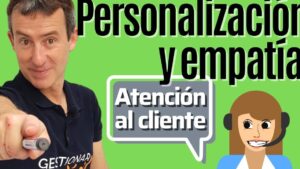 Hombre sonriente señalando al espectador con un rotulador junto a un bocadillo que dice "Atención al cliente", texto grande sobre personalización y empatía y la ilustración de una agente con auriculares sobre fondo verde, comunicando Ventajas y desventajas de atención al cliente que impactan tu negocio