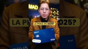 Hombre joven con gafas y chaqueta marrón frente a un fondo con luces desenfocadas y un recuadro amarillo con texto, acompañado de una imagen grande de una tarjeta azul con los logos BBVA y Visa, ilustración informativa que invita a conocer Ventajas y desventajas de tarjeta de crédito BBVA Azul