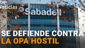 Fotografía de la fachada del edificio de Sabadell con su logotipo visible y un titular periodístico que indica que se defiende contra una opa hostil, Ventajas y desventajas opa BBVA Sabadell para clientes y accionistas
