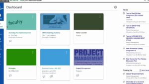 Captura del panel de control de una plataforma LMS que muestra un mosaico de tarjetas de cursos coloridas, una barra de navegación lateral y una columna de tareas pendientes, diseñada para accesibilidad y optimización SEO, Ventajas y desventajas de Canvas LMS: ¿es la mejor opción para ti?