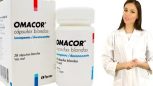 Envase y frasco etiquetados OMACOR cápsulas blandas mostrados sobre fondo blanco junto a una profesional de la salud con bata blanca y manos juntas, descripción visual clara y concisa para accesibilidad y SEO, Ibuprofeno cápsulas blandas ventajas y desventajas esenciales.