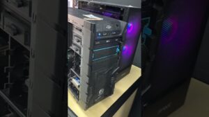 Vista frontal de una torre de PC con el chasis parcialmente abierto que muestra una unidad óptica en la bahía superior, ranuras y puertos frontales, ventiladores RGB visibles y estructura de malla, optimizada para accesibilidad y SEO y perfecta para ilustrar Ventajas y desventajas del CD DVD: cuál formato elegir en artículos sobre almacenamiento físico y recuperación de datos.