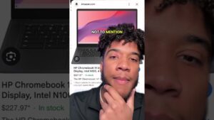 Hombre joven con expresión pensativa y la mano en la barbilla superpuesto sobre la captura de una ficha de producto de un Chromebook en Amazon con texto promocional en la pantalla, ilustrando Ventajas y desventajas de un Chromebook: descubre si es ideal para ti.