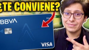 Miniatura que muestra a una persona joven con gafas señalando una tarjeta azul Visa de BBVA con una flecha roja y billetes de fondo, diseño de alto contraste y texto grande que plantea Ventajas y desventajas tarjeta de crédito BBVA: ¿te conviene?