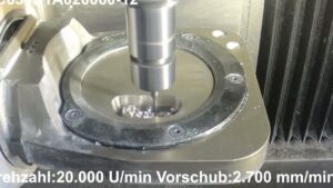 Fresadora CNC con una fresa mecanizando un disco metálico sujeto en una mesa mientras talla la cavidad de una restauración dental, imagen técnica optimizada para SEO y accesibilidad destinada a consultas sobre Prótesis de cromo cobalto ventajas y desventajas confiables