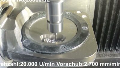 Fresadora CNC con una fresa mecanizando un disco metálico sujeto en una mesa mientras talla la cavidad de una restauración dental, imagen técnica optimizada para SEO y accesibilidad destinada a consultas sobre Prótesis de cromo cobalto ventajas y desventajas confiables