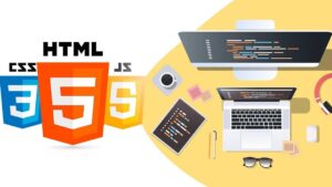 Ilustración plana de desarrollo web con los emblemas de HTML5, CSS3 y JavaScript junto a un escritorio con monitor, portátil y tablet mostrando fragmentos de código, auriculares, gafas y una taza, adecuada para ilustrar Ventajas y desventajas en utilizar HTML para tu web