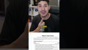 Hombre frente a cámara con micrófono señalando su pecho y mostrando en la parte inferior una página de currículum cronológico, Ventajas y desventajas del CV cronológico para destacar en empleo, descripción optimizada para SEO y accesibilidad centrada en formato, legibilidad y presentación en video.