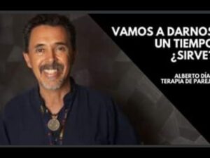 Imagen tipo banner con un hombre adulto sonriente a la izquierda sobre un fondo geométrico oscuro y texto a la derecha que plantea el tema 'Ventajas y desventajas de darse un tiempo en la relación' para una charla o asesoría sobre pareja.