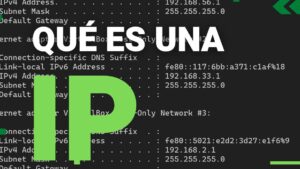 Imagen informativa con fondo tipo terminal que muestra líneas de salida de red con etiquetas técnicas como IPv4 Address, Subnet Mask y Default Gateway, coronada por un gran titular en blanco "QUÉ ES UNA" y letras verdes "IP", pensada para ilustrar conceptos de direccionamiento y acompañar el contenido Ventajas y desventajas de usar DHCP: descubre si es ideal para tu red.