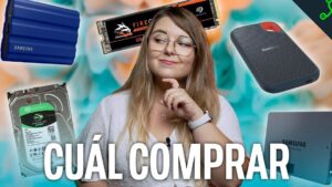 Persona pensativa en primer plano rodeada de distintos dispositivos de almacenamiento —disco duro mecánico, módulo M.2 y varias SSD externas— con el gran texto "CUÁL COMPRAR" y optimizada para SEO y accesibilidad con la frase Unidades de estado sólido SSD ventajas y desventajas clave para describir una comparativa visual.