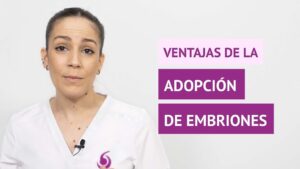 Profesional sanitaria en uniforme blanco con micrófono y expresión seria frente a un fondo claro junto a paneles morados que indican ventajas de la adopción de embriones, imagen informativa sobre Donación de embriones ventajas y desventajas: todo lo que debes saber.