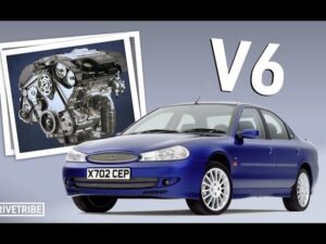 Imagen descriptiva de un sedán azul Ford con una ilustración detallada del motor V6 DOHC y el texto V6 en grande, optimizada para accesibilidad y SEO y relacionada con Duratec V6 DOHC Ford: ventajas y desventajas que debes conocer, dirigida a usuarios que buscan información sobre rendimiento, consumo y mantenimiento.