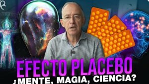 Miniatura que muestra a un presentador mayor con gafas y micrófono en primer plano, ilustraciones de cerebro y cuerpo humano iluminados, una cabeza con una nebulosa cósmica, varios blíster naranjas de pastillas y texto llamativo en púrpura sobre el tema, Ventajas y desventajas del efecto placebo: descubre su impacto real