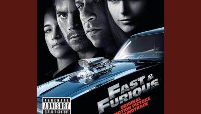 Cartel cinematográfico en tonos azul y negro que muestra un coche clásico brillante con motor sobresaliente en el capó, cuatro rostros serios en segundo plano y textos promocionales con etiqueta de advertencia parental, Trabajo en blanco ventajas y desventajas: qué conviene realmente