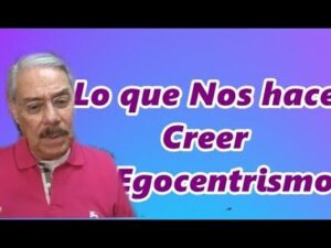 Hombre de edad avanzada con bigote y polo rosa a la izquierda, mirando pensativo frente a un fondo degradado azul y morado con texto grande que invita a la reflexión sobre el egocentrismo, Ventajas y desventajas de ser egocéntrico: descubre su impacto real