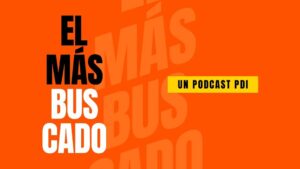 Cartel minimalista de fondo naranja con tipografía grande en negro y blanco que muestra "EL MÁS BUSCADO" en bloque a la izquierda y una banda amarilla a la derecha con el texto "UN PODCAST PDI", Ventajas y desventajas del PDI en geografía y su impacto en el aula