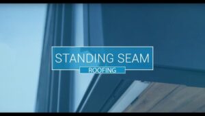 Primer plano de un techo de panel metálico tipo "standing seam" en tonos azules con un marco y rótulo tipográfico blanco que lee "STANDING SEAM ROOFING", Ventajas y desventajas de tomar zinc: descubre si es ideal para ti