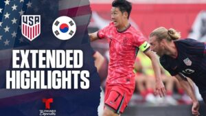 Imagen de acción futbolística con un jugador surcoreano de camiseta roja y un jugador estadounidense en uniforme oscuro en carrera, junto a los emblemas de USA y Corea del Sur sobre un fondo de bandera estadounidense, el texto "Extended Highlights" y el logo de Telemundo Deportes, Tlc Colombia Estados Unidos ventajas y desventajas y su impacto real