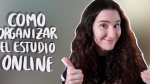Mujer joven de cabello rizado sonriendo y mostrando ambos pulgares arriba junto a un diseño tipográfico que dice "Cómo organizar el estudio online", Ventajas y desventajas de estudiar online: descubre si es para ti.