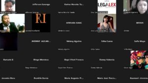 Captura de pantalla de una reunión virtual en cuadrícula con múltiples participantes, algunas cámaras activas mostrando rostros, otros recuadros con nombres o avatares y un logotipo profesional, diseñada para ilustrar una charla informativa y accesible sobre Ventajas y desventajas del examen complexivo: todo lo que debes saber