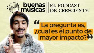 Imagen promocional del podcast Buenas músicas — El podcast de Cresciente que muestra el retrato de un hombre sonriente con el pulgar arriba sobre un fondo de ondas y un recuadro naranja con la frase «La pregunta es, ¿cual es el punto de mayor impacto?» y la leyenda Ventajas y desventajas de la infoxicacion y su impacto mental.