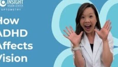 Mujer con bata blanca y expresión entusiasta levantando ambas manos delante de un fondo azul con círculos, el texto en inglés "How ADHD Affects Vision" y el logotipo de un centro de optometría, Ventajas y desventajas del eye tracking: impacto y aplicaciones clave.