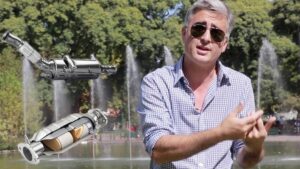 Hombre de mediana edad con gafas de sol y camisa a cuadros gesticulando y explicando frente a una fuente en un parque, con imágenes superpuestas de dos componentes de escape y filtros de partículas, Ventajas y desventajas de eliminar DPF: ¿vale la pena quitarlo?