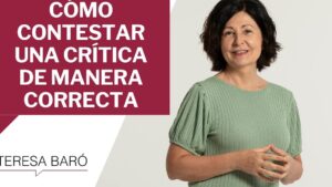 Mujer de mediana edad con cabello corto oscuro y camiseta verde sonriendo y con las manos juntas a la derecha sobre fondo claro, junto a un bloque lateral burdeos con texto grande que explica cómo contestar una crítica de manera correcta y una firma en la esquina, imagen informativa sobre Ventajas y desventajas de la Wikipedia: impacto y confiabilidad.