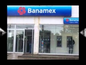 Fachada de sucursal Banamex con rótulo azul y logo, entrada de puertas de vidrio y cajeros automáticos visibles en el interior, fotografía adecuada para ilustrar temas financieros como Fuentes de financiamiento ventajas y desventajas para elegir bien
