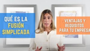 Mujer presentadora en primer plano frente a dos cuadros en la pared, con recuadros azules y naranjas que destacan el concepto de fusión simplificada y los beneficios y requisitos para empresas, Fusión de empresas ventajas y desventajas: impactos clave