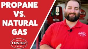 Imagen dividida con fondo rojo que muestra en la mitad izquierda texto grande que compara propano y gas natural junto al logotipo de Foster Fuels, y en la mitad derecha un empleado con camisa roja y el emblema de la empresa sonriendo frente a un camión tanque, diseñada para ilustrar Ventajas y desventajas del gas lp: ¿es la mejor opción para ti?