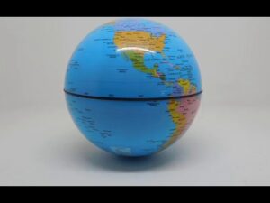 Globo terráqueo azul de sobremesa sobre fondo claro que muestra el hemisferio occidental con América del Norte y América del Sur en colores contrastantes, detalles de países y líneas de latitud, costura ecuatorial visible y sombra tenue, Ventajas y desventajas del globo terráqueo: descubre su impacto real