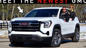 Una imagen promocional muestra un GMC Terrain blanco visto en ángulo frontal con la parrilla y el emblema GMC visibles, personas sonrientes asomándose por las ventanas mientras el vehículo está estacionado en un paisaje invernal con nieve y árboles, una flecha gráfica señala el capó y en la parte superior aparece una banda publicitaria, Ventajas y desventajas de GMC Terrain: ¿vale la pena este SUV?