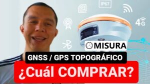 Imagen promocional que muestra a una persona sonriente junto a un receptor GNSS/GPS topográfico y el logotipo MISURA, con iconos de conectividad (Bluetooth, NFC, 4G) y de protección (IP67) sobre un fondo claro y un rótulo rojo que pregunta ¿Cuál COMPRAR?, orientada a comparar equipos y destacando Ventajas y desventajas del GPS en topografía: precisión y retos clave.