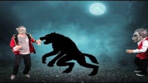 Escena nocturna con luna llena y niebla donde dos figuras humanas con máscaras de lobo y trajes rojos flanquean la oscura silueta de un hombre lobo amenazante en un claro boscoso, evocando Skyrim hombre lobo ventajas y desventajas: ¿vale la pena?