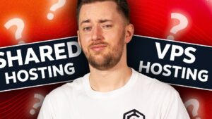 Hombre con camiseta blanca y expresión dubitativa sobre un fondo rojo dividido que muestra los letreros "SHARED HOSTING" y "VPS HOSTING" con signos de interrogación, ilustrando Ventajas y desventajas de hosting VPS para tu web y la comparación visual frente al hosting compartido.