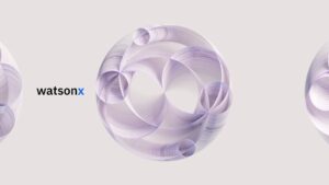 Logotipo watsonx en tipografía negra con la X en azul junto a una esfera abstracta de cintas translúcidas en tonos lila sobre fondo claro, Ventajas y desventajas de IBM Watson y su impacto en la IA.
