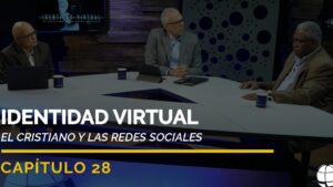 Panel de estudio con tres hombres en conversación alrededor de una mesa con tazas y dispositivos frente a un gran rótulo que dice IDENTIDAD VIRTUAL y el subtítulo EL CRISTIANO Y LAS REDES SOCIALES, presentado como recurso informativo y accesible sobre Identidad virtual social influence: ventajas y desventajas clave