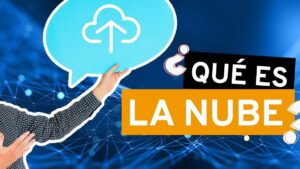 Imagen ilustrativa de un brazo con camisa a cuadros que sostiene un globo de diálogo azul con un icono de nube y flecha de subida, sobre un fondo de conexiones digitales azules y el titular '¿QUÉ ES LA NUBE?' destacando el tema y orientada a SEO para explicar Ventajas y desventajas de guardar información en la nube