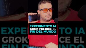 Persona con gafas de cristal naranja y camiseta roja sostiene un teléfono junto a un micrófono frente a un gran texto que dice EXPERIMENTO IA GROK PREDICE EL FIN DEL MUNDO, miniatura informativa que invita a reflexionar sobre Ventajas y desventajas sobre la inteligencia artificial real.