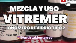 Primer plano de frascos y botes de material dental Vitremer con etiquetas legibles y texto grande superpuesto que anuncia mezcla y uso, iconos de suscripción y el usuario de Instagram visibles, con el enfoque en la temática Ionómero de vidrio en odontología: ventajas y desventajas clave