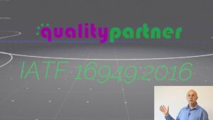 Imagen de portada con el logotipo morado y verde "qualitypartner" sobre un fondo cuadriculado gris con líneas blancas, texto técnico grande en verde que referencia una norma automotriz y una fotografía de un hombre calvo con camisa azul gesticulando, que ilustra Iso ts 16949 ventajas y desventajas que impactan tu empresa automotriz